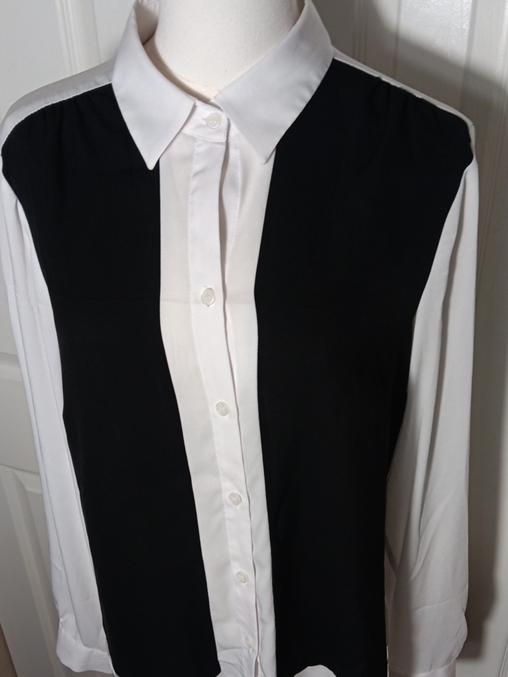 New York & Company Black and White Colorblock Button-Down Shirt - Picture 5 of 13
